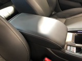 【アームレスト】運転時の疲労軽減にもなるアームレストがついています!