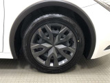 樹脂フルキャップ付き17インチスチールホイール(195/60R17)装着です。