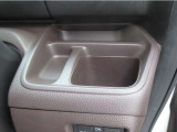 【運転席側ドリンクホルダー】運転中にすぐ取り出しやすい位置に配置しているのでドライブ中の水分補給もスムーズです。