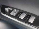 運転席からも操作可能な全席パワーウィンドウが装備されています。