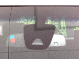 【エマージェンシーブレーキ】走行中に前方の車両等を認識し、衝突しそうな時は警報とブレーキで衝突回避と被害軽減をアシスト。より安全にドライブをお楽しみいただけます。