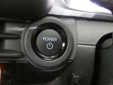 【プッシュスタート】スマートキーを携帯して、ブレーキを踏みながらスタートスイッチを押すだけでエンジンがかけられます。