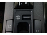 燃費をより向上させるエコドライブモードとパワフルな走行を愉しめるスポーツモードを選べるスイッチが付いております!