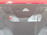 【スマートブレーキサポート】走行中に前方の車両等を認識し、衝突しそうな時は警報とブレーキで衝突回避と被害軽減をアシスト。より安全にドライブをお楽しみいただけます。