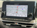 日産オリジナルナビゲーション。大型モニターを採用。画面が大きいので、タッチ操作もスムースで快適です。