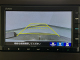 【バックカメラ】運転が苦手な方も車庫入れラクラクです!ギアをリバースに入れれば自動的に切り換わりますので、面倒な操作は不要です♪狭い駐車場もお車を傷つけず安心ですね!