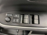 パワーウィンドウスイッチで運転席から全席の窓の開閉ができます♪