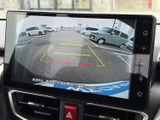 後方の映像にガイドラインが表示され、駐車時の位置合わせをサポートします。周囲を確認しながら車庫入れしたい場面で、画面から後方の状況を把握しやすい装備です。