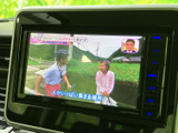 テレビ番組を表示できる画面を備えており、停車時に映像やテレビを視聴できます。休憩中のひとときにも活用でき、車内で過ごす時間の楽しみが広がります。