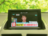 ニュース映像などを画面で確認でき、停車中のひとときにも活用できます。表示内容を切り替えながら、車内で過ごす時間を便利にサポートしてくれる装備です。