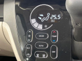 【オートエアコン】一度お好みの温度に設定すれば、車内の温度を検知し風量や温度を自動で調整。暑い&hellip;寒い&hellip;と何度もスイッチ操作をする必要はありません。快適な車内空間には必須の機能ですね♪