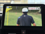大きな画面でテレビ番組を楽しめる装備です。走行中の同乗者の移動時間を過ごす際にも活用でき、視線を向けやすい位置に配置されています。日常のドライブをより快適にサポートします。