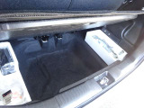 フロアの下にも荷物などを収納できるサブトランクも備えています。荷室内で散らかりがちな荷物を整理整頓なんてのもイイですね♪