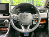 【純正革巻きステアリング】上質な革を使用することで、手にしっかり馴染みとても運転しやすいハンドルです♪