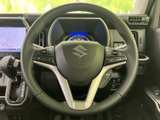 手元には複数のスイッチが配置され、運転姿勢を保ちながら機能を扱いやすい設計です。メーターや画面を確認しつつ操作でき、日々の運転を便利に支える装備として活躍します。