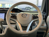 手元にスイッチが配置され、運転姿勢を保ちながら各種機能を扱いやすい設計です。メーター類もハンドル越しに確認でき、日々の運転を快適に支えます。