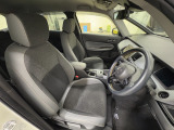 運転席は大きな座面と包み込むような背もたれが身体全体を支えます。上質なシートを採用し長時間の運転やコーナーの多い道も快適です。座ったときの頭上スペースも余裕たっぷりでロングドライブも楽チンです♪