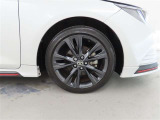 装着タイヤサイズは、215/45R17です。純正アルミホイールを装着しております。