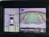 全方位カメラを装備!四方のカメラでまるで上から見たような画像で駐車をサポートします。バックカメラもガイドライン付です。安全のため、目視も忘れずに。。