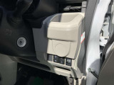 向かい側にサービス工場完備。車検・メンテもお任せください!
