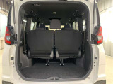 サードシート跳ね上げ式で折りたたみ可能です。キャンプ用品など大きな荷物もばっちり収納可能です!
