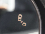 ◆ブラインドスポットインフォメーション◆走行中の死角になりやすい自車の斜め後方車両を検知し、ドライバーへ注意を促すことで運転負荷を軽減する機能です。車線変更を支援。