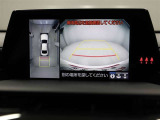 パノラミックビューモニターを装備。駐車場や交差点でクルマを真上から見るように周囲を確認できます。機能の詳細は販売店スタッフまでおたずねください。