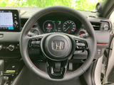 手元に複数のスイッチが備わり、運転姿勢を大きく変えずに各種機能へアクセスしやすい配置です。握りやすい形状で、毎日の運転を支える装備として活躍します。