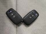 【スマートキー】手の触れる鍵はきれいな状態で2本揃っており紛失時にも安心です。バッグに入れたままドアの開閉ができ、スムーズに出発できます。