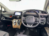 運転席まわりです。 各操作スイッチは使いやすい位置に配置されてます。