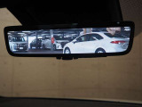 車両後方カメラの映像をルームミラーに映すことが出来ます。 そのため、後席に人や荷物があって後方が見えづらい場合でもしっかり視界を確保することが出来ます。