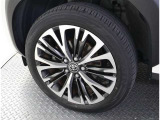 かっこいいホイールですね。 車のイメージを大きく左右するホイール部分はコダワリを持ちたいですね。