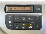 【オートエアコン】一度お好みの温度に設定すれば、車内の温度を検知し風量や温度を自動で調整。暑い&hellip;寒い&hellip;と何度もスイッチ操作をする必要はありません。快適な車内空間には必須の機能ですね♪