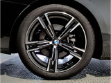 アウトバーンの走行を見据えたBMWの足回りは高い走行性能にこだわりが御座います。