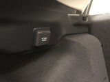 ラゲージルーム左側に、アクセサリーコンセント(AC100V・1500W)が設置されています。非常時給電システムが使用可能。機能の詳細は展示店舗までお尋ねください。