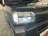 白く明るい光で夜間走行をサポートするLEDヘッドランプを搭載