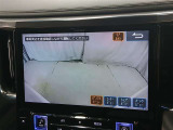 駐車が苦手な方でも安心のバックモニター搭載。 後方の映像をクリアに表示し、車庫入れや縦列駐車をしっかりサポート。毎日の運転がぐっとラクになります。
