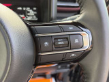 【クルーズコントロール】アクセル操作なしで一定速度を保つ機能。先行車との距離を自動調整する追従型が主流で、高速走行時の疲労を劇的に軽減します。長距離移動が多いお客様への商談では必須の快適装備です。