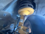 【ビルシュタイン製ダンパー】高速走行時の車両安定性を向上させてくれる人気の装備。街乗りの乗り心地も犠牲にせず、スポーティな走行をお楽しみいただけます♪