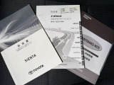 メンテナンスノート、取扱説明書ですね。 車の情報が凝縮されています。 車の整備記録が記載されている大事な物ですよ。