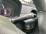 手元で方向指示やライト関連の操作を行えるレバーです。表示が見やすく、運転姿勢を保ったまま必要な操作を確認しやすい配置で、日常の運転をスムーズにサポートします。