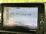 地名や道路が表示され、現在地周辺の様子を画面上で確認できます。地図の縮尺も表示されているため、目的地までの道順を把握したい時や、慣れない場所へ向かう際にも役立ちます。