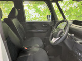 運転席まわりは前方や左右の窓から光が入り、視界が広く感じられます。シートには身体を預けやすい形状が採用され、落ち着いた色合いで清潔感のある室内空間です。