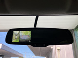 後方や車両周囲の様子を画面で確認でき、駐車時の位置合わせや周囲確認に役立ちます。ルームミラー内に表示されるため、運転席から視線を移しやすい配置です。