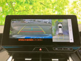 後方映像と車両周辺の表示を確認でき、駐車時の周囲確認をサポートします。画面上のガイド表示も見やすく、車庫入れや切り返しの際に役立つ装備です。駐車操作を落ち着いて進められます。