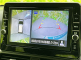 後方の映像に加えて車両周辺を確認できる表示があり、駐車時の周囲確認をサポートします。画面上の目安線も、後退時の位置合わせに役立ちます。