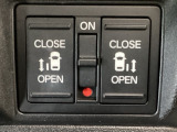 【両側パワースライドドア】両側がパワースライドドアになっており、運転席のスイッチやスマートキーでも開閉が可能です!開口部も広いので乗り降りも楽々♪