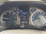 速度計や各種表示がまとまり、運転に必要な情報を目の前で確認しやすいレイアウトです。表示を把握しやすく、日々の運転を支えてくれる装備です。
