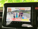 テレビ番組を画面に映し出せる装備で、停車中の休憩時間などに映像を楽しめます。画面上で番組内容を確認しやすく、移動の合間のひとときにも活用いただけます。