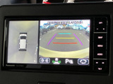 後方の映像に加えて車両周囲を上から見た表示も確認でき、駐車時の周囲確認をサポートします。画面上の目安線も備わり、後退時の目安として活用できます。